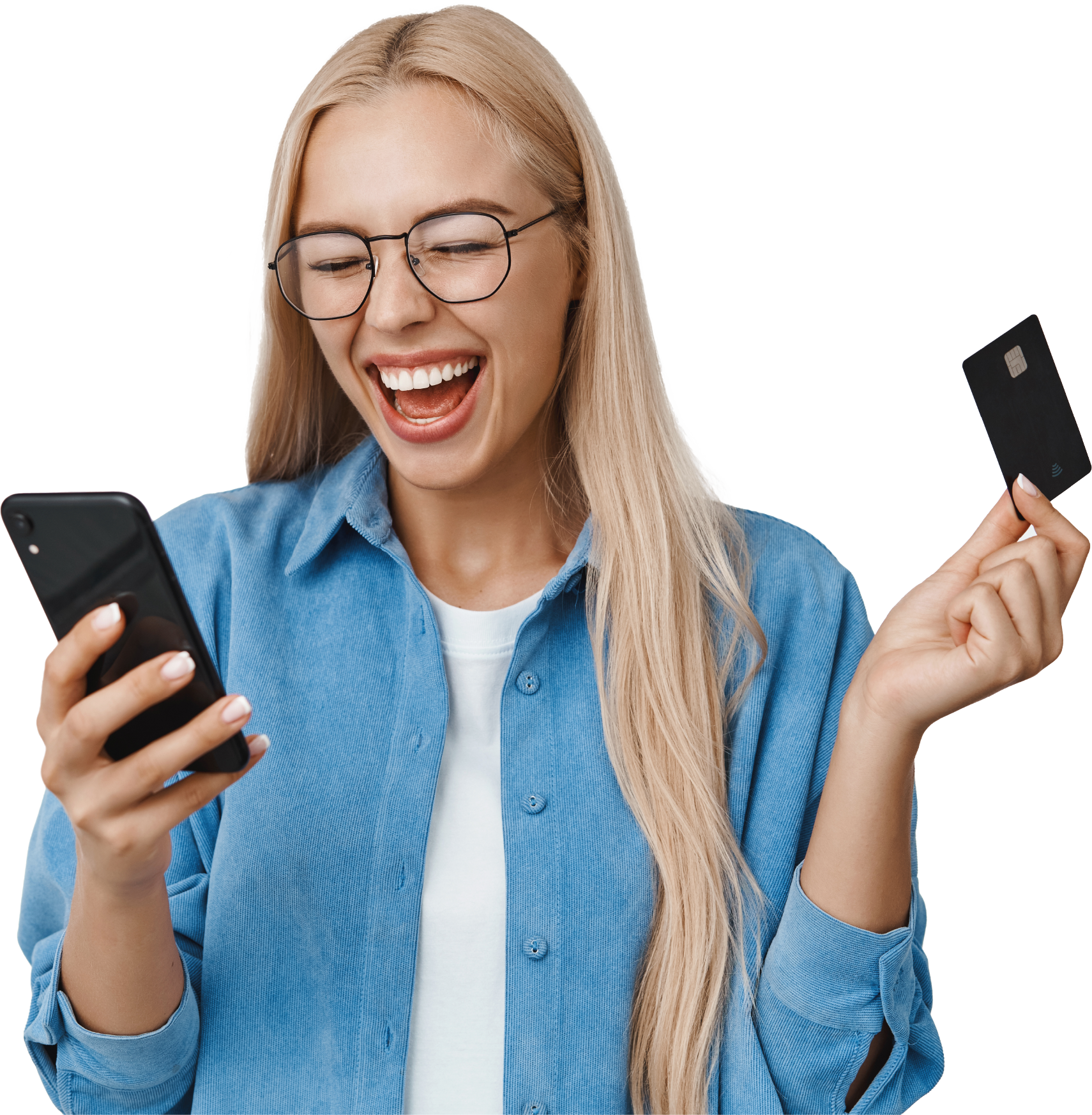 Mulher sorrindo com celular e cartão